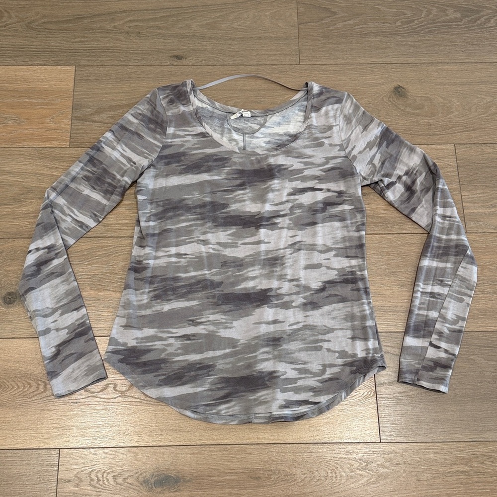 UNDER ARMOUR Gray All Season Gear Long Sleeve Scoop Neck T-Shirt Top Size Medium